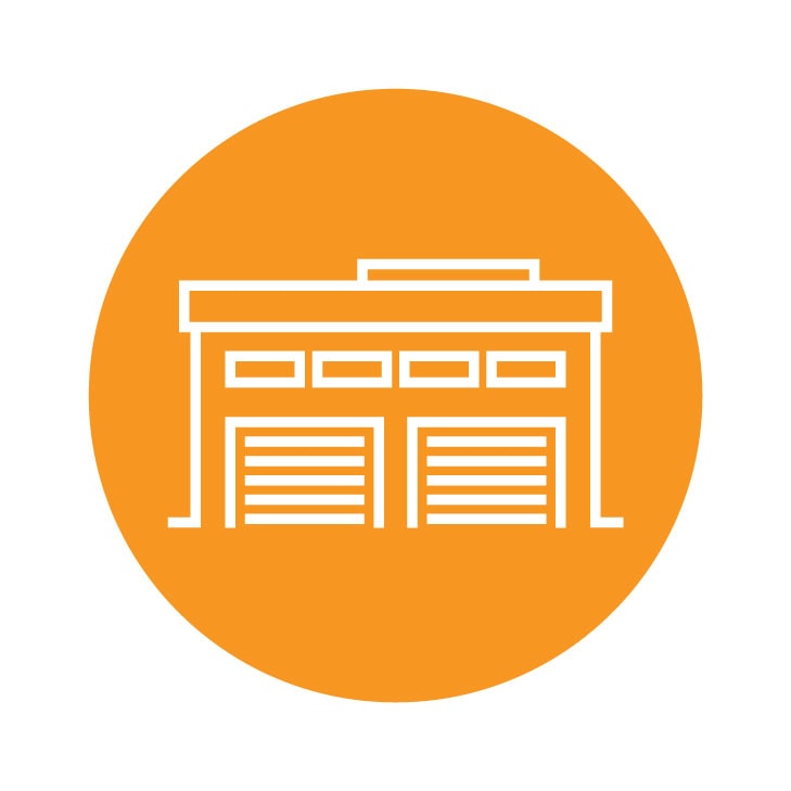 Mujer preocupada durante un apagón junto a una planta eléctrica Kraftwerk