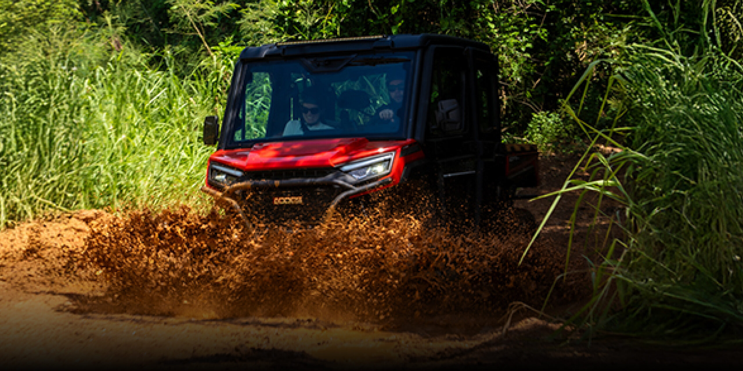 Vehículo todo terreno en acción salpicando lodo